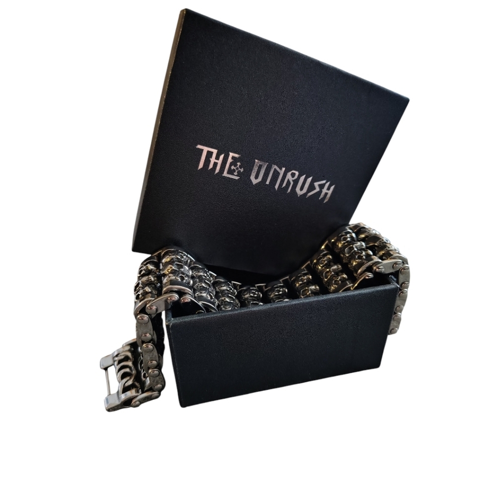 The Unrush Silver Stainless Steel Chunky Chain Skull Bracelet OSFM